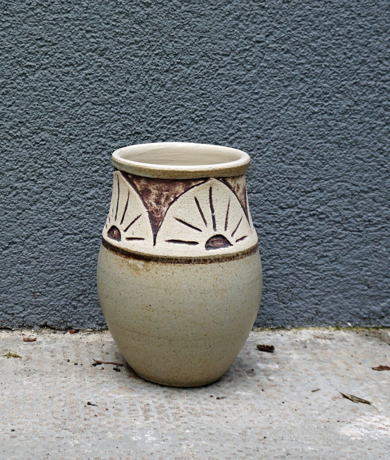 Vase mit geschnitztem Muster am Hals
Höhe etwa 16 cm - Durchmesser etwa 9 cm