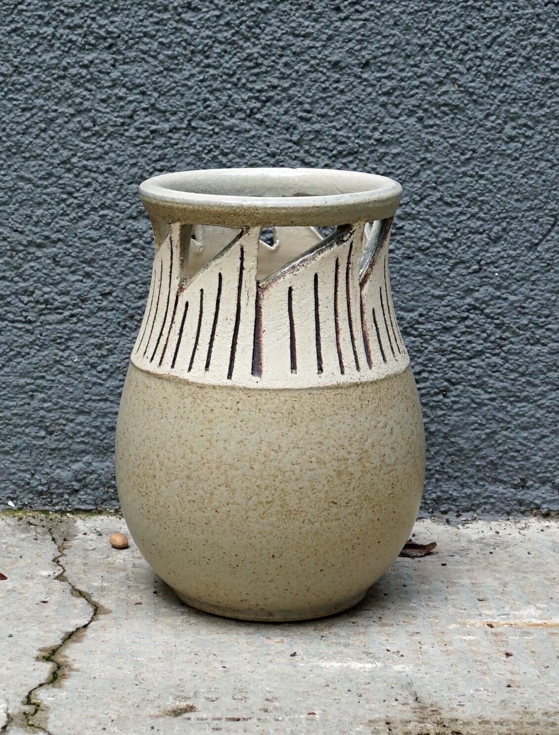 Vase mit geschnitztem Dekor am Hals
Höhe etwa 15 cm - Durchmesser etwa 9 cm