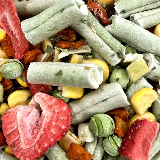Garden Party! (Suitable for Large or Small Birds) 1 Cup Size - Exclusive to us! - Ingredients: Freeze Dried (FD) *Sweet Corn, (FD) Green Beans, (FD) *Green Peas, (FD) Carrots, (FD) Green Bell Pepper,