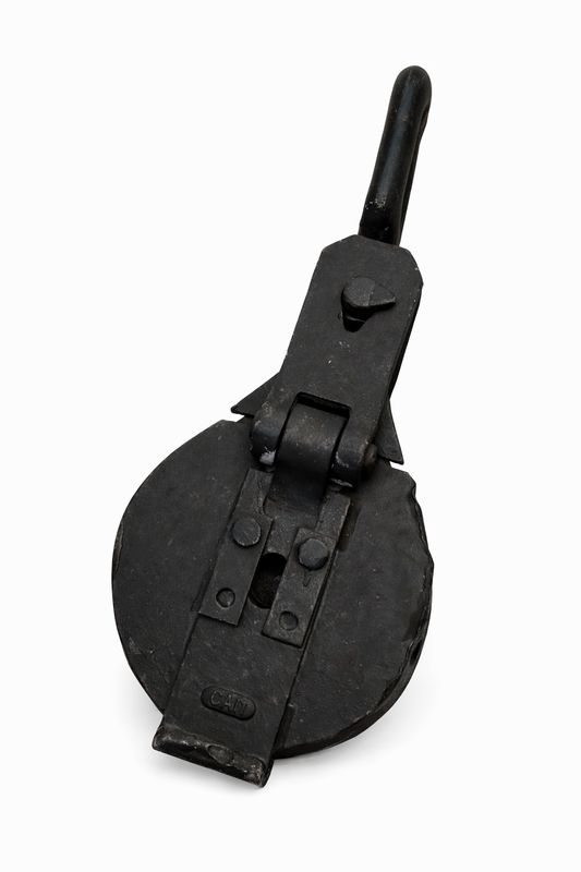 Großer gußeiserner Block mit einer Scheibe