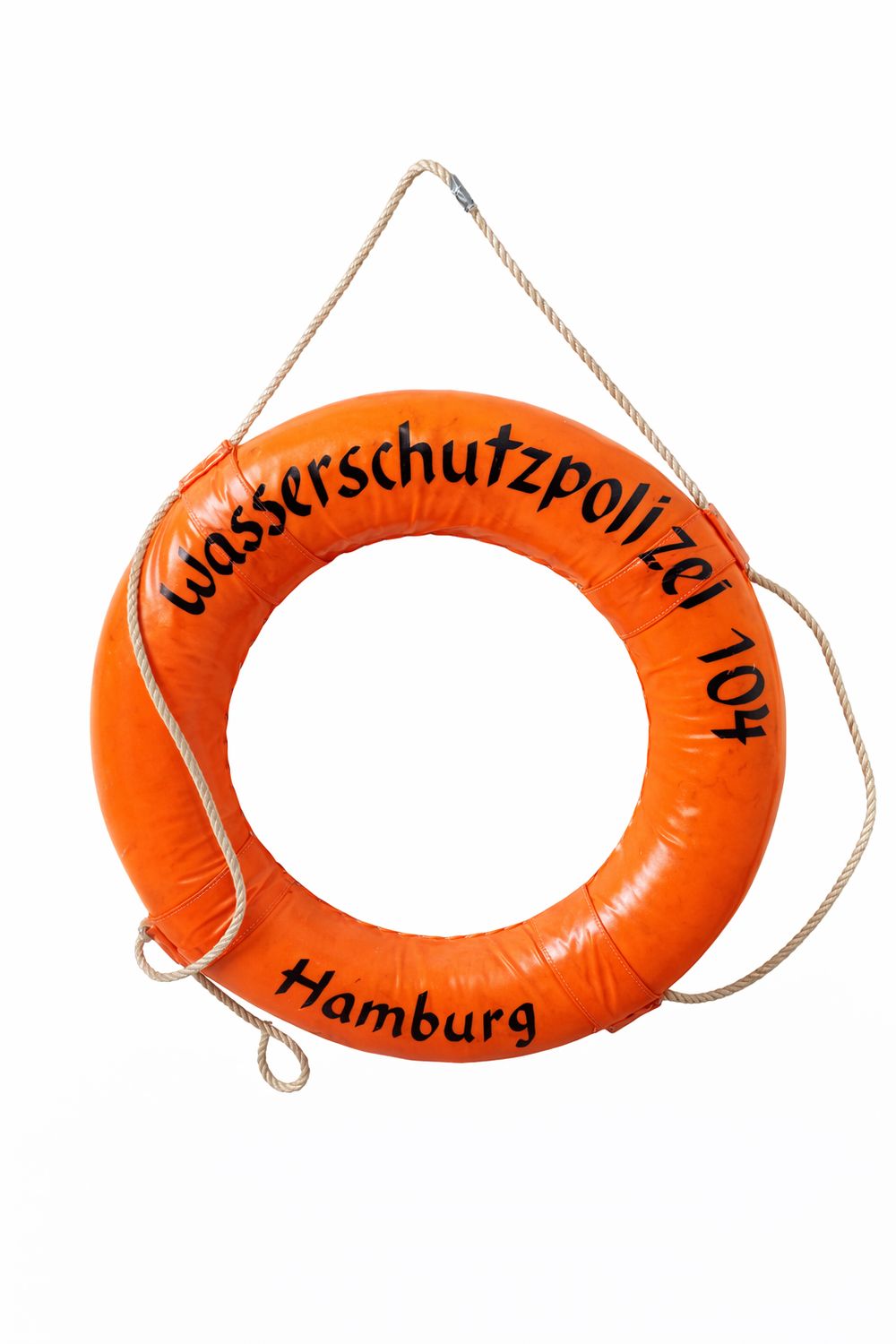 Rettungsring alt, beschriftet mit Wasserschutzpolizei 104 Hamburg