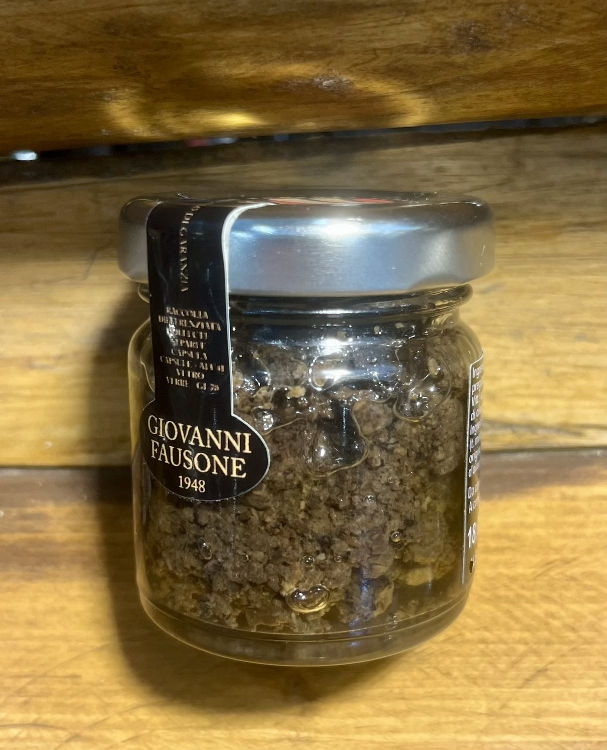 Il Grattugiato Nero: vasetto 30 g con 19,5 g (65%) di tartufo nero (Tuber melanosporum Vitt.), origine Piemonte (Italia) grattugiato, in olio di oliva.