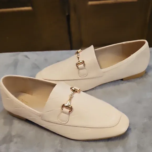 CREAM LOAFERS