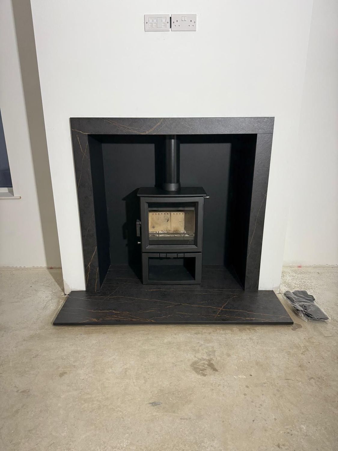 Dekton Laurent Surround & Hearth & Summit 5 Stove