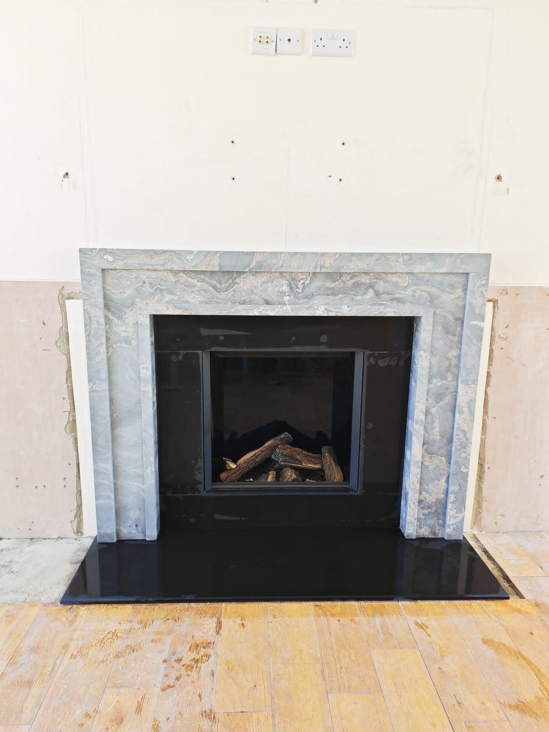 Manhattan Palasandra Bluette Marble Fireplace & Onyx Eclipse 60HL