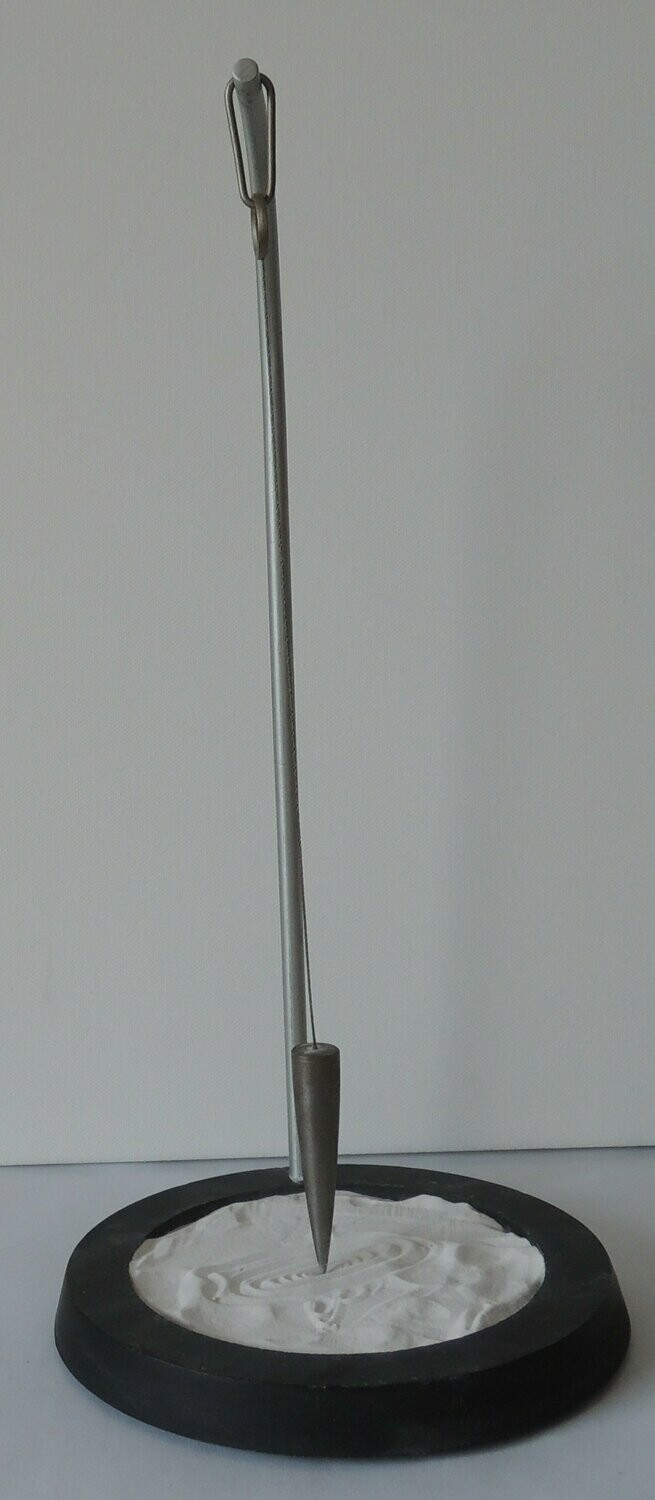 Standpendel aus Metall und Holz