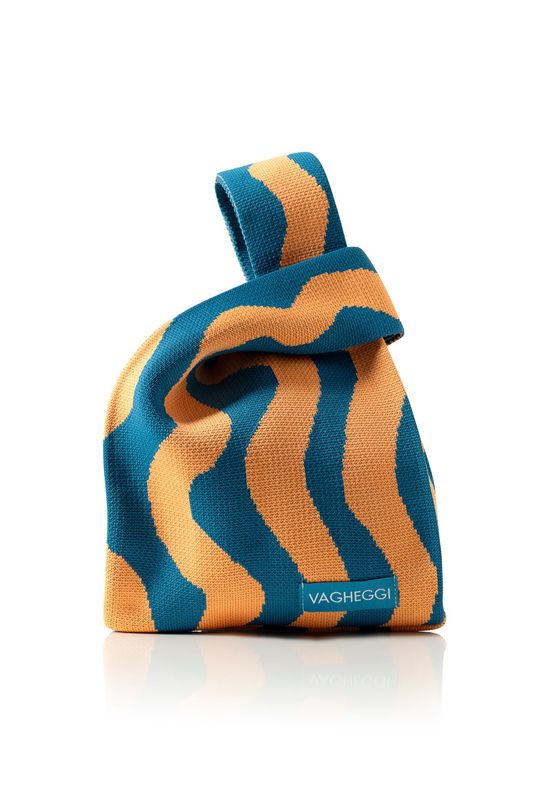 si has comprat 2 productes de la secció SOLARS, pots AFEGIR aquest REGAL! i escollir què prefereixes: bolso o tovallola! ♡