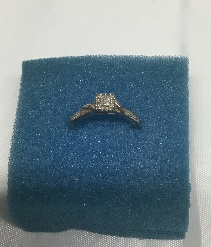10K White Gold Diamond Chip Ring Size 7