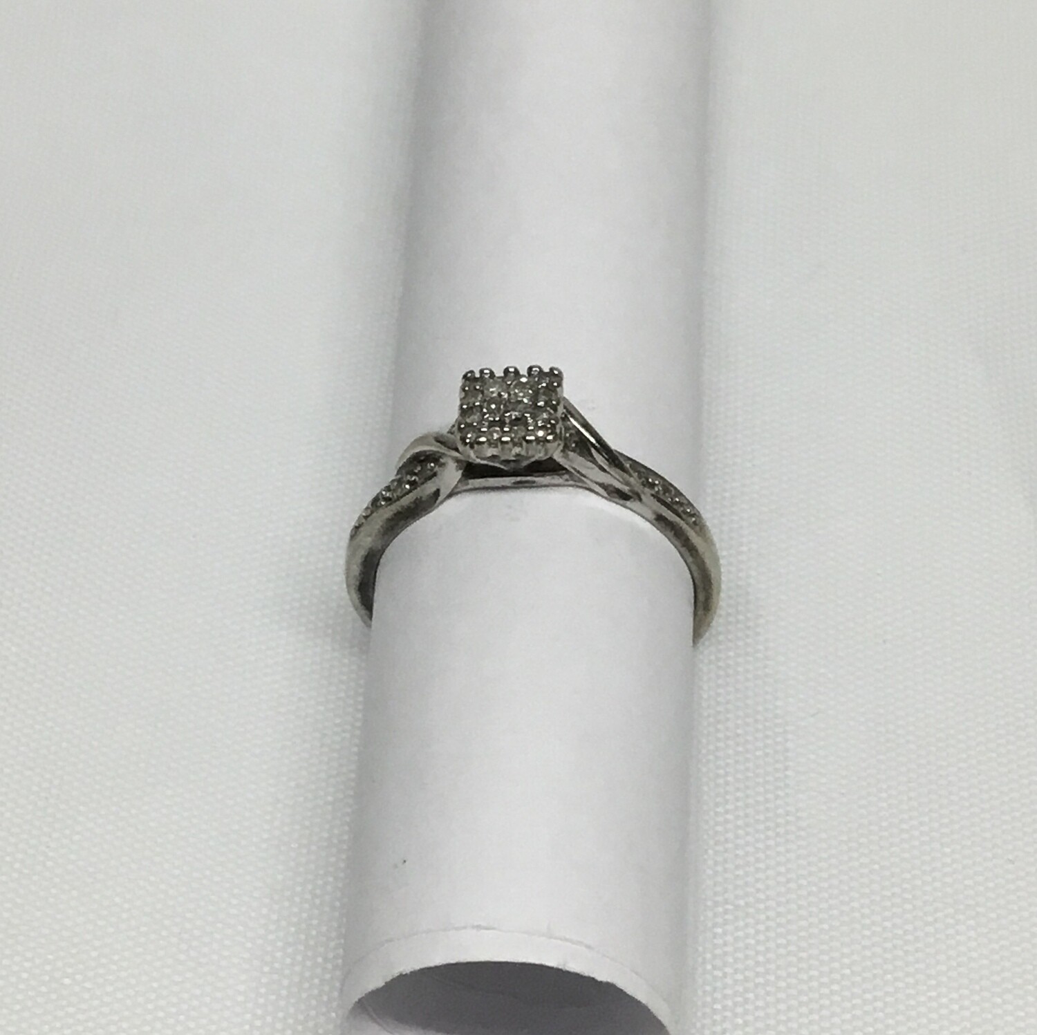 10K White Gold Diamond Chip Ring Size 7