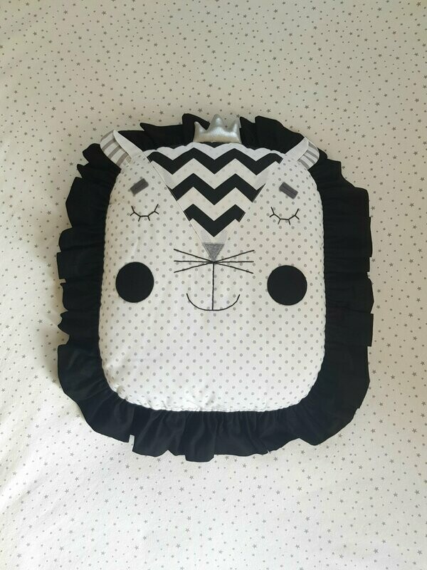 אריה שחור לבן