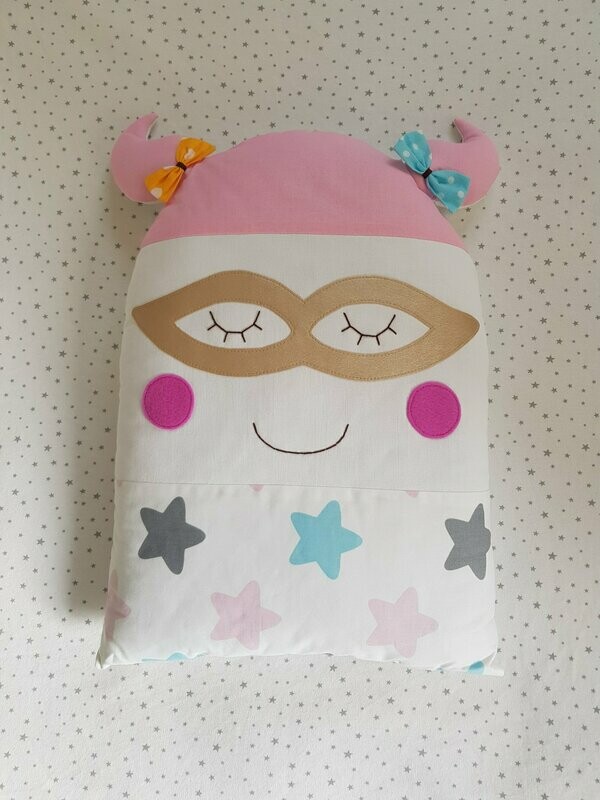 ילדה מסכה ורוד כוכבים ילדה מסכה ורוד כוכבים