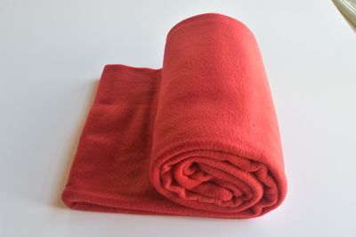 Fire-retardant Twin-sized red 100% Polyester Light-weight Fleece 80”x60” blanket