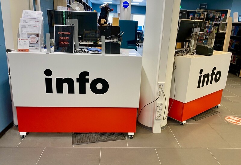 Sähkösäätöinen palvelutiski pyörillä