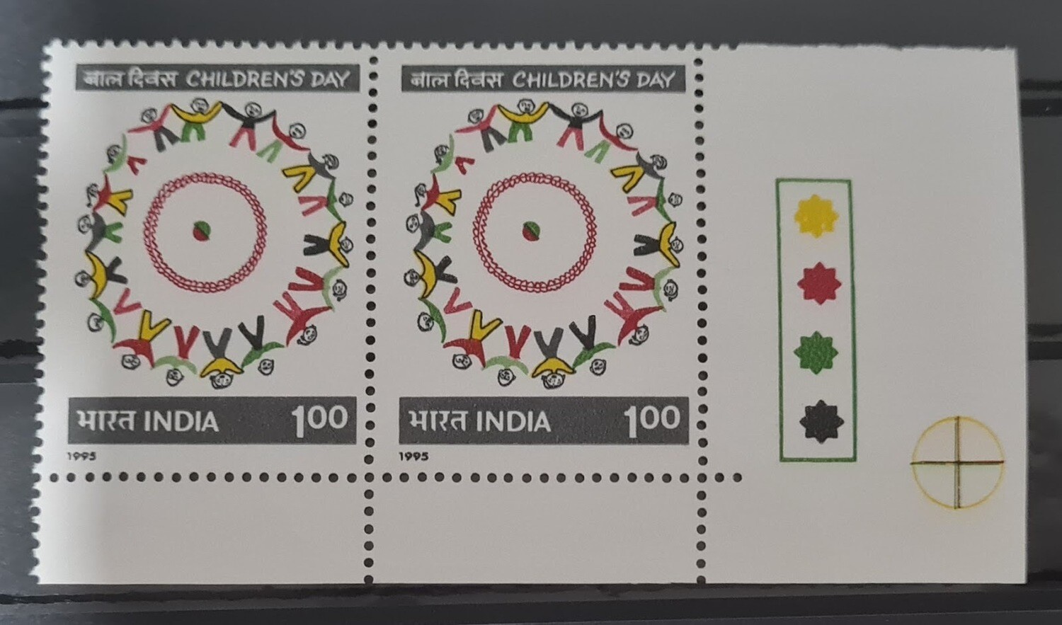 INDIA-NATIONAL CHILDREN&#39;S DAY  1995  MNH  Pair of stamps with traffic lights