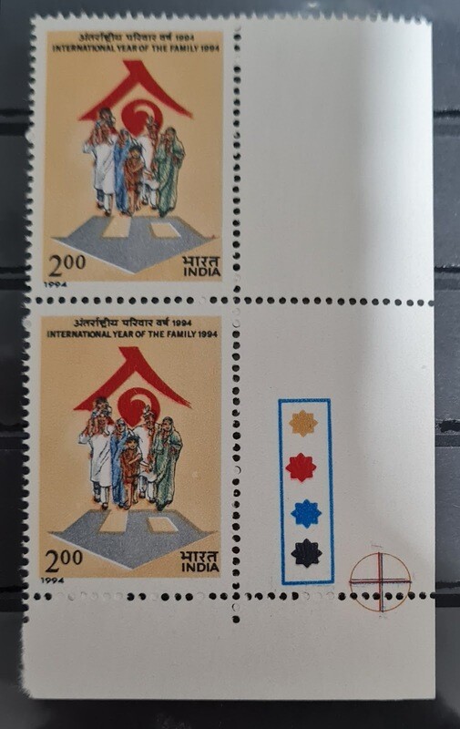 INDIA-INTERNATIONAL YEAR OF THE FAMILY 1994 MNH pair of stamps with traffic lights