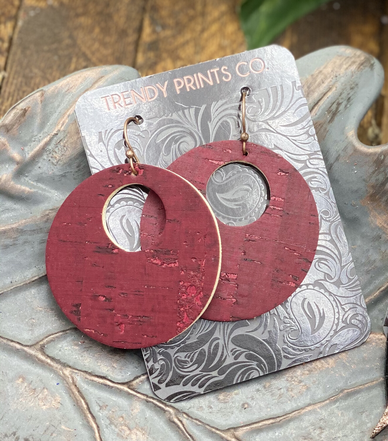 MAROON CIRCLE CUT OUT CORK/LEATHER EARRINGS