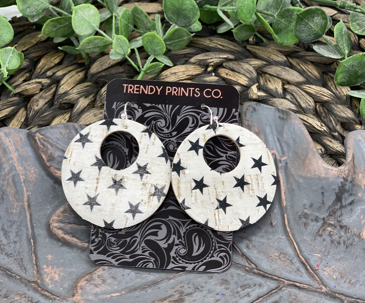 BLACK STARS CIRCLE CUT OUT CORK/LEATHER EARRINGS