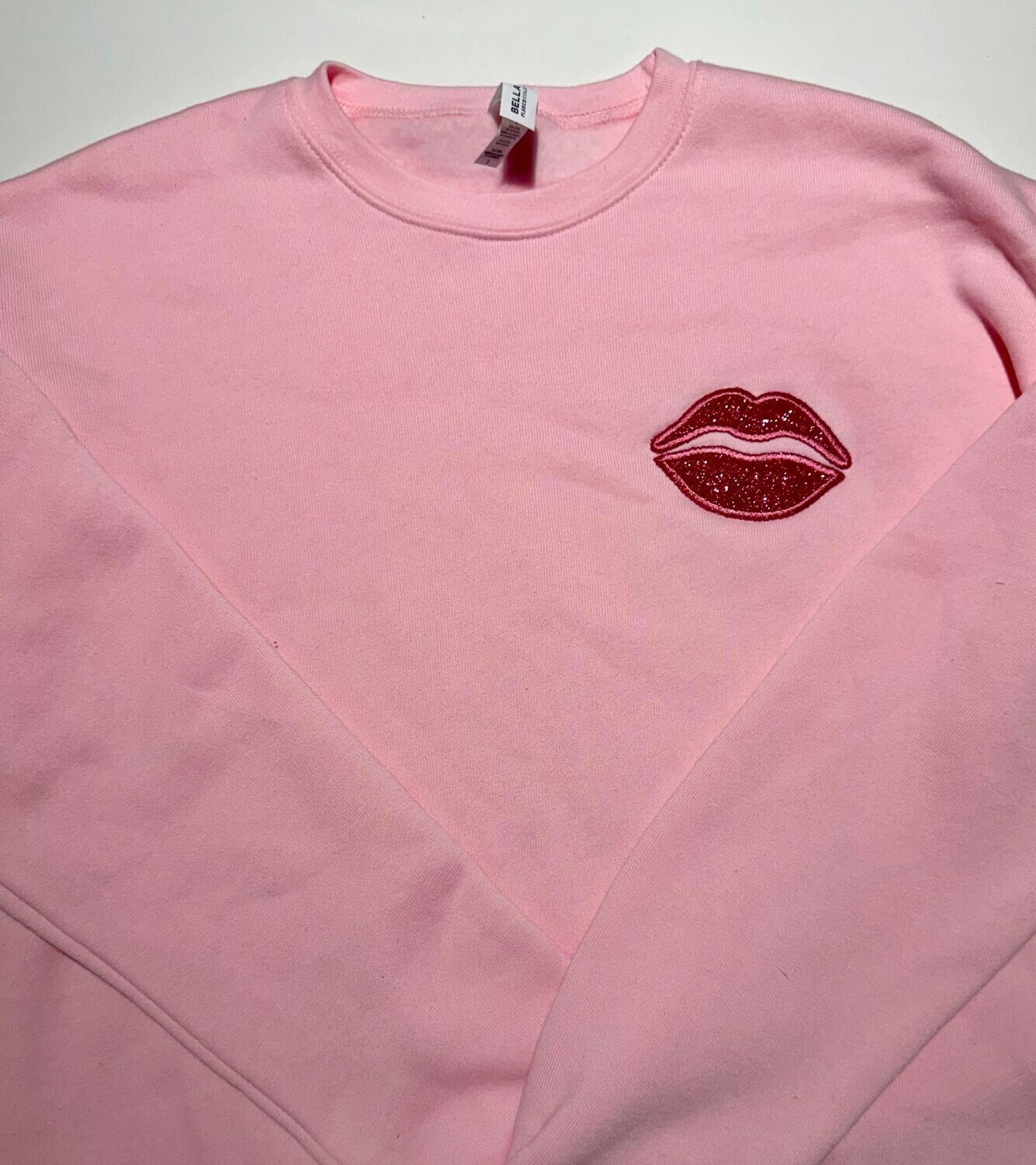 EMBROIDERED GLITTER LIPS SWEATSHIRT