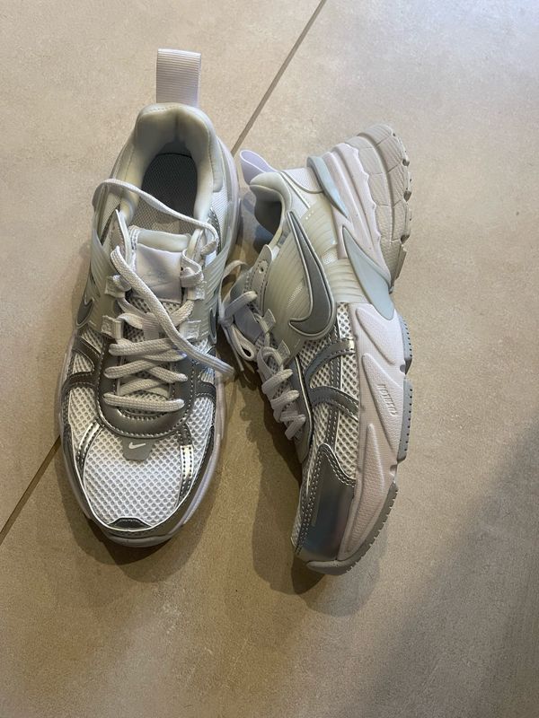 Nike neuves taille 39 ok 38,5