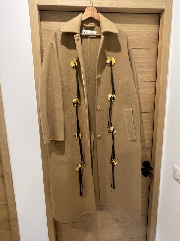 Manteau lanvin taille 36 parfait état . Bouton légèrement piqués mais ne se voit pas porté