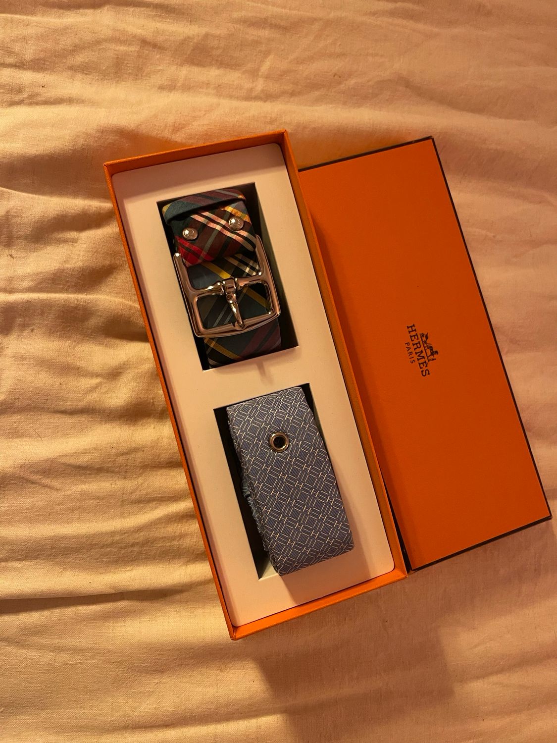 Coffret Hermès ceinture étrivière ok taille 80 à 90 neuve . Boucle amovible . Double ceinture en soie