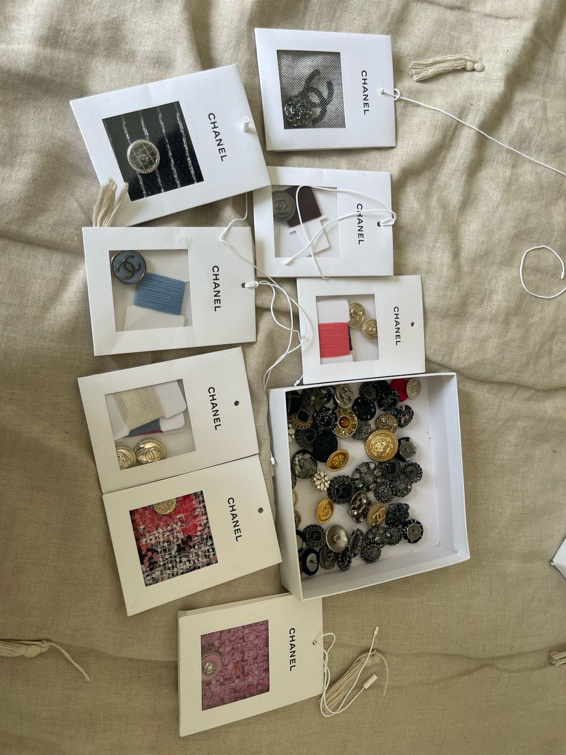 Lot de boutons Chanel