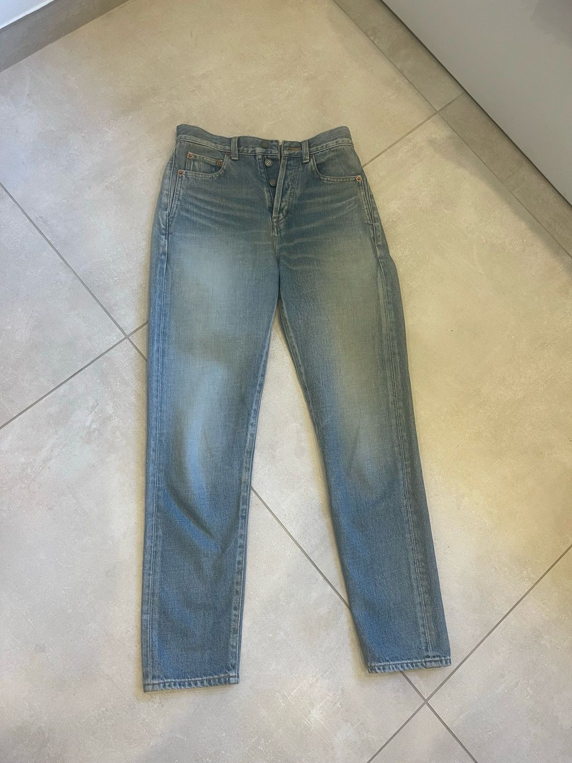Jeans st laurent porté une fois coupe droite taille haute . Taille 24 ok 36. Prix magasin 890 euros