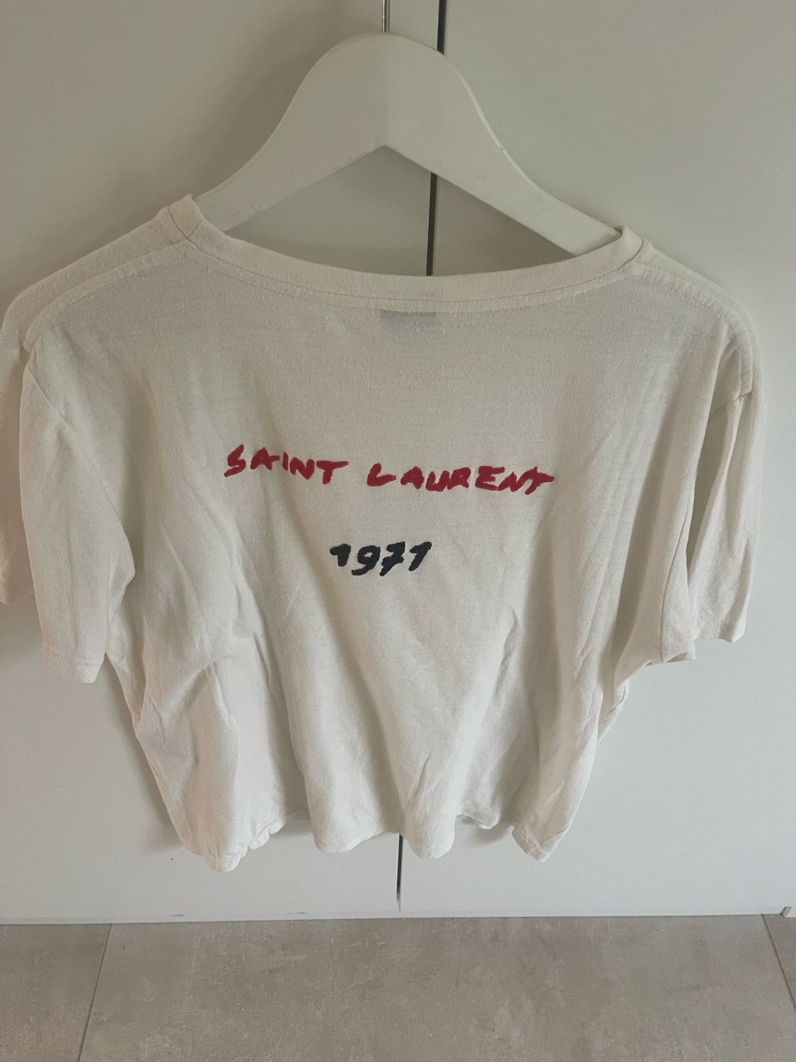 TEE shirt saint Laurent taille 36 coupe décontractée . Matière légèrement boulochee d origine . Prix magasin 490 euros