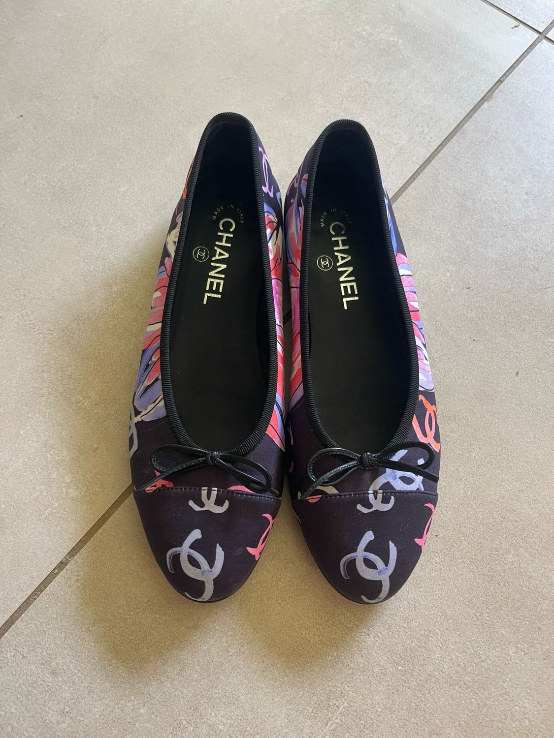 Ballerines Chanel taille 38.5 ok pour un 38!taille petit . Parfait état portées deux fois