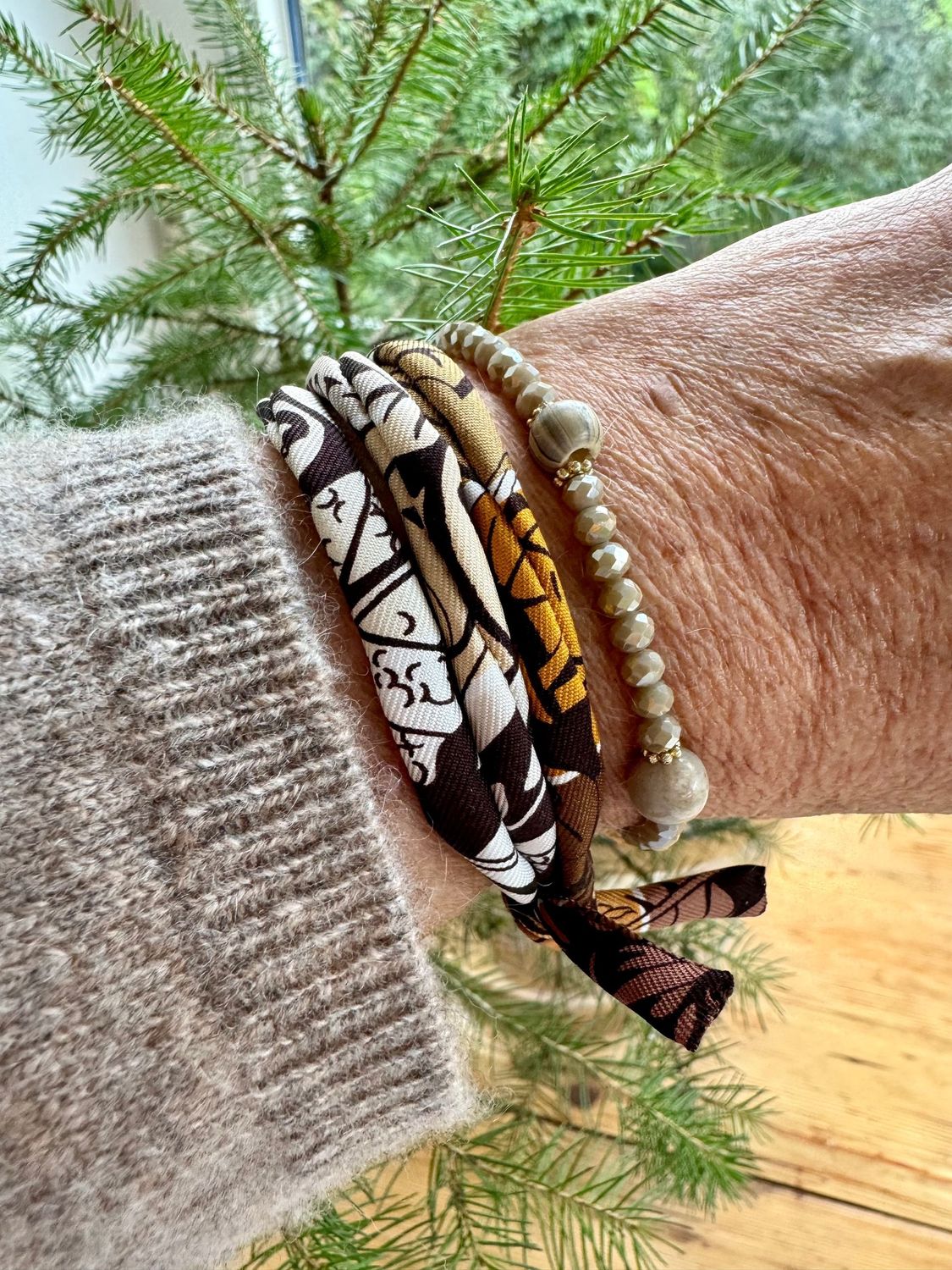 Sonderkombi BRAUN LEO mit Logo u. Perlenarmband