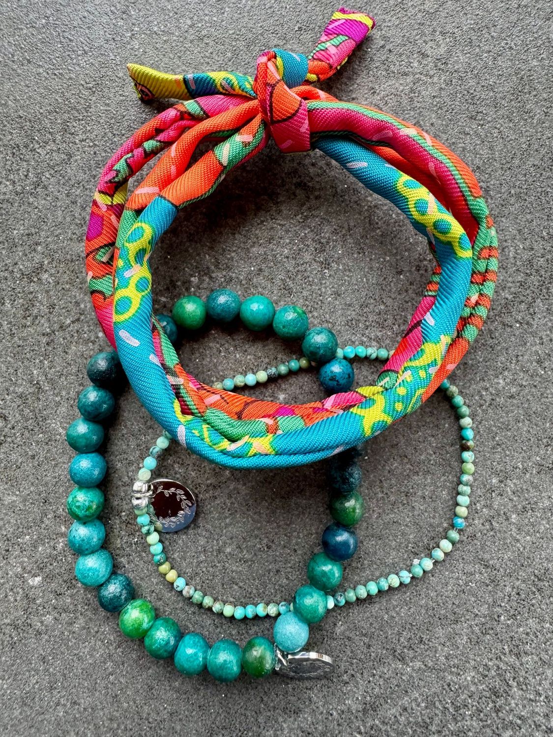 Sonderkombi HIPPIE m. Logo und zwei Perlenmix-Armbändern