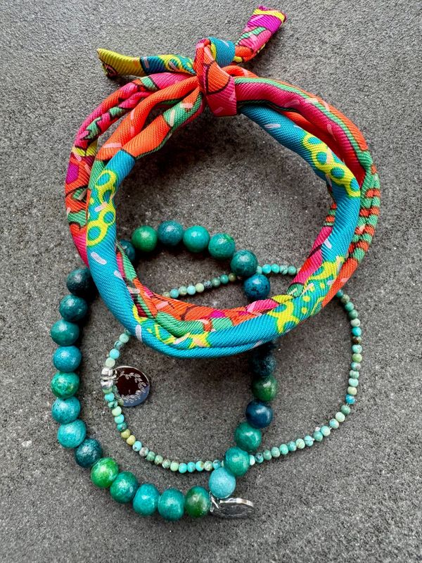 Sonderkombi HIPPIE m. Logo und zwei Perlenmix-Armbändern Sonderkombi HIPPIE m. Logo und zwei Perlenmix-Armbändern