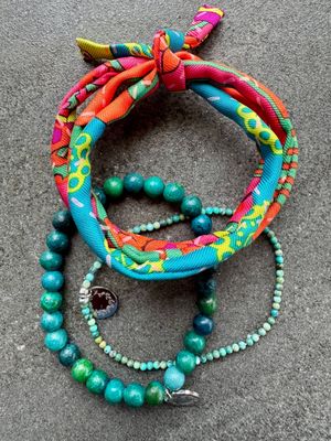 Sonderkombi HIPPIE m. Logo und zwei Perlenmix-Armbändern Sonderkombi HIPPIE m. Logo und zwei Perlenmix-Armbändern