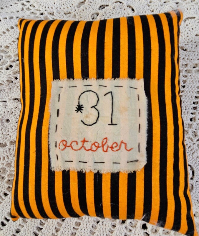 31 Oct. handmade pillow