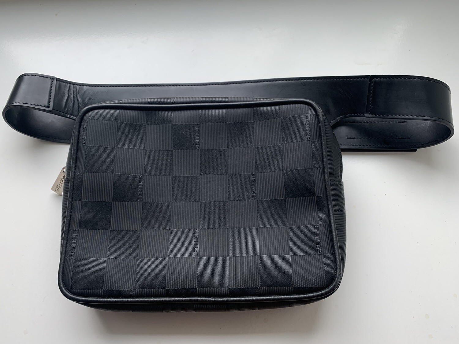 Maison Mollerus Bauchtasche Karomuster, in Schwarz-Silber / Zustand: 4 – guter Zustand mit wenig Gebrauchsspuren