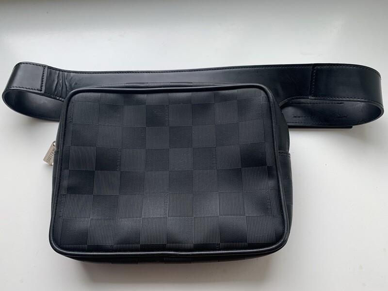 Maison Mollerus Bauchtasche Karomuster, in Schwarz-Silber / Zustand: 4 – guter Zustand mit wenig Gebrauchsspuren
