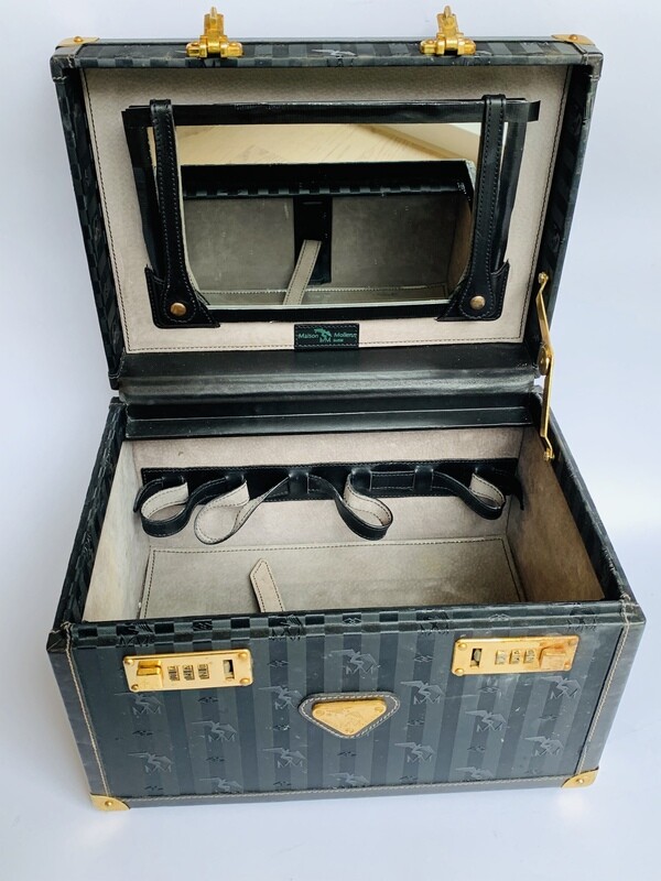 Maison Mollerus Beautycase in Schwarz-Gold / Zustand: 3 – aussen und / oder innen deutliche Gebrauchsspuren