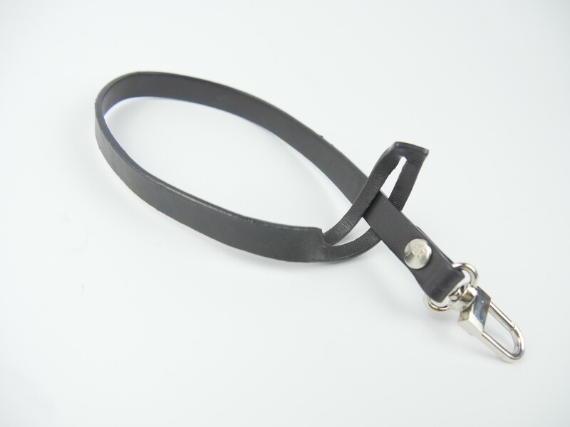 Maison Mollerus Lederband mit Karabiner Schwarz-Silber / Zustand 5 – minimale Gebrauchsspuren