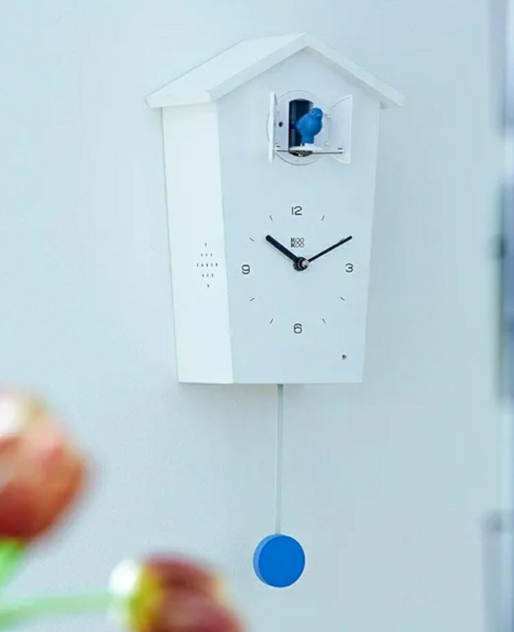 Orologio a cucù bianco con pendolo