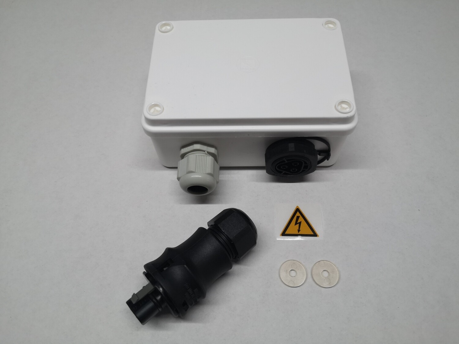 Aufputz Einspeisesteckdose Wieland mit Stecker und Wifi-Modul zur Ertragskontrolle