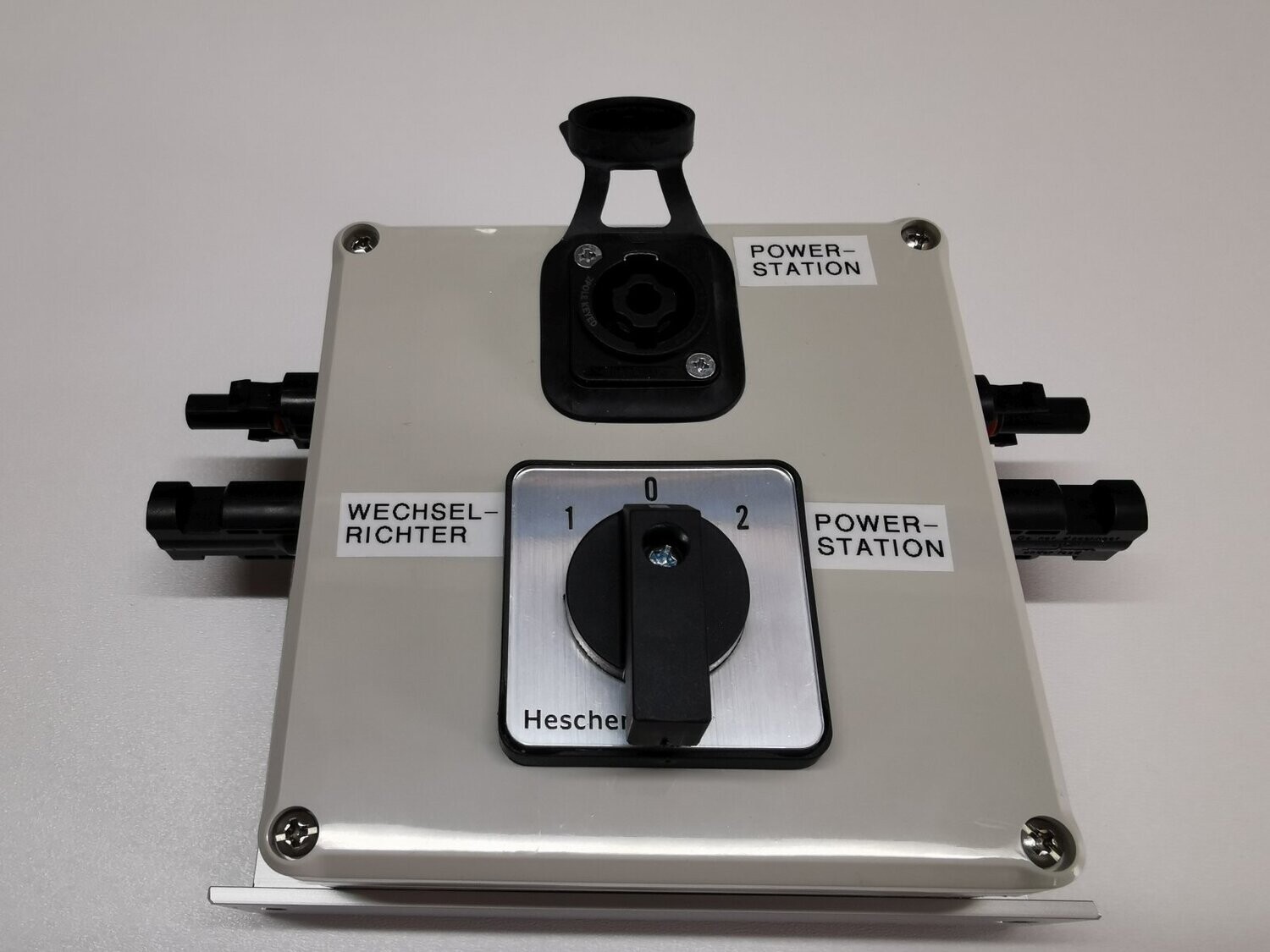 Umschaltbox „Einspeisen“ oder „Powerstation laden“ für Solartische - mit Kabelsatz