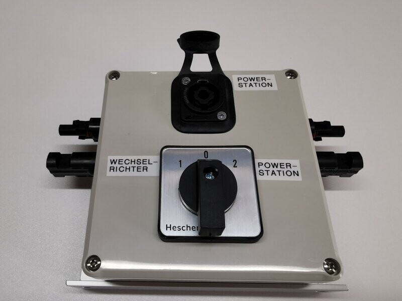 Umschaltbox „Einspeisen“ oder „Powerstation laden“ für Solartische - mit Kabelsatz Umschaltbox „Einspeisen“ oder „Powerstation laden“ für Solartische - mit Kabelsatz