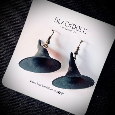 BLACKDOLL ACCESORIES - Aretes Sombrerito de Bruja 1