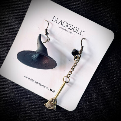 BLACKDOLL ACCESORIES - Aretes Sombrerito de Bruja con Escoba