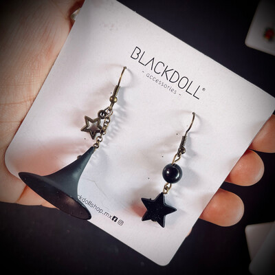 BLACKDOLL ACCESORIES - Aretes Sombrerito de Bruja con Estrellas 1