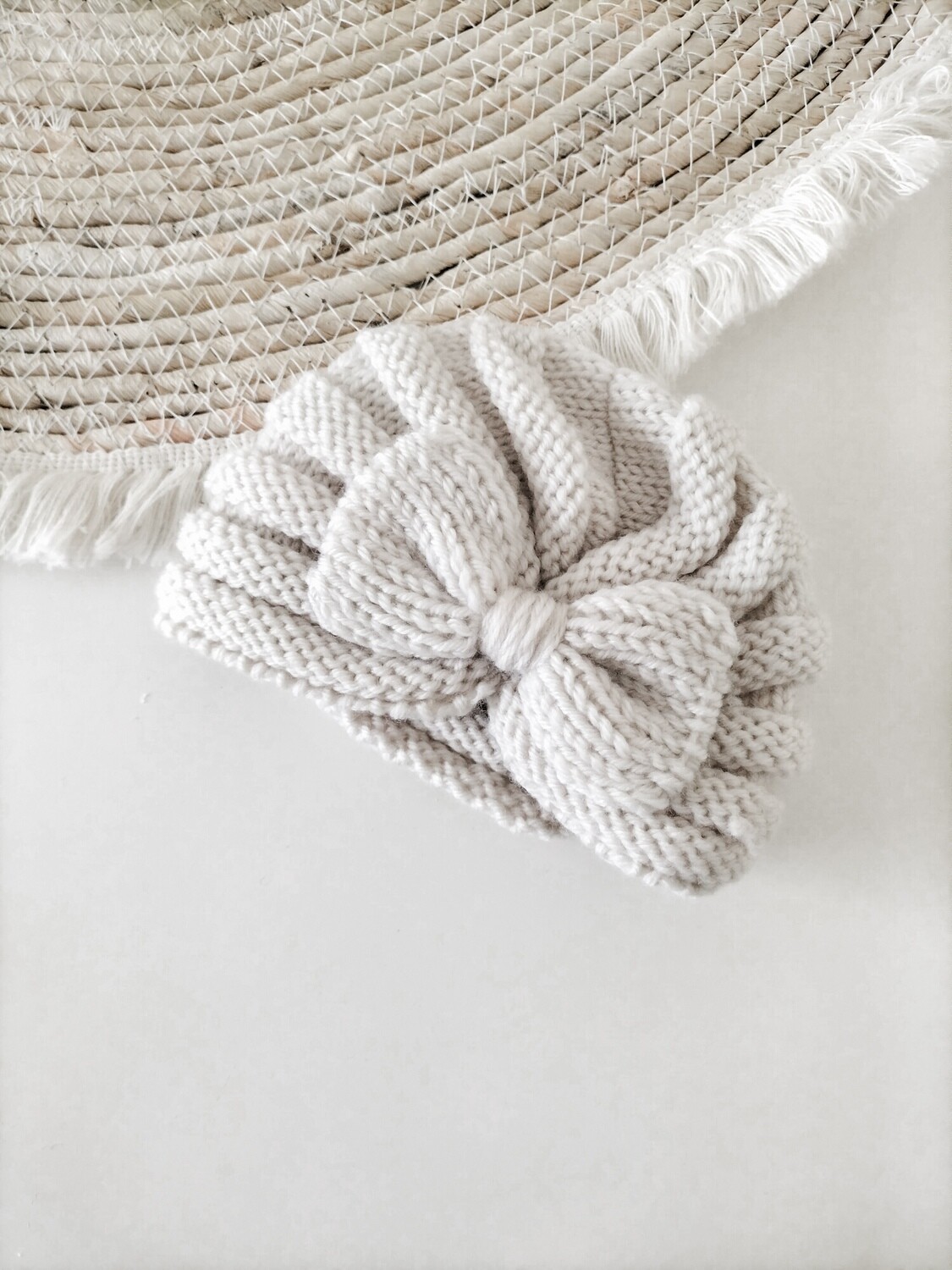 Gebreid mutsje met strik | Off white  VAN €12,95 NU VOOR €7,95!