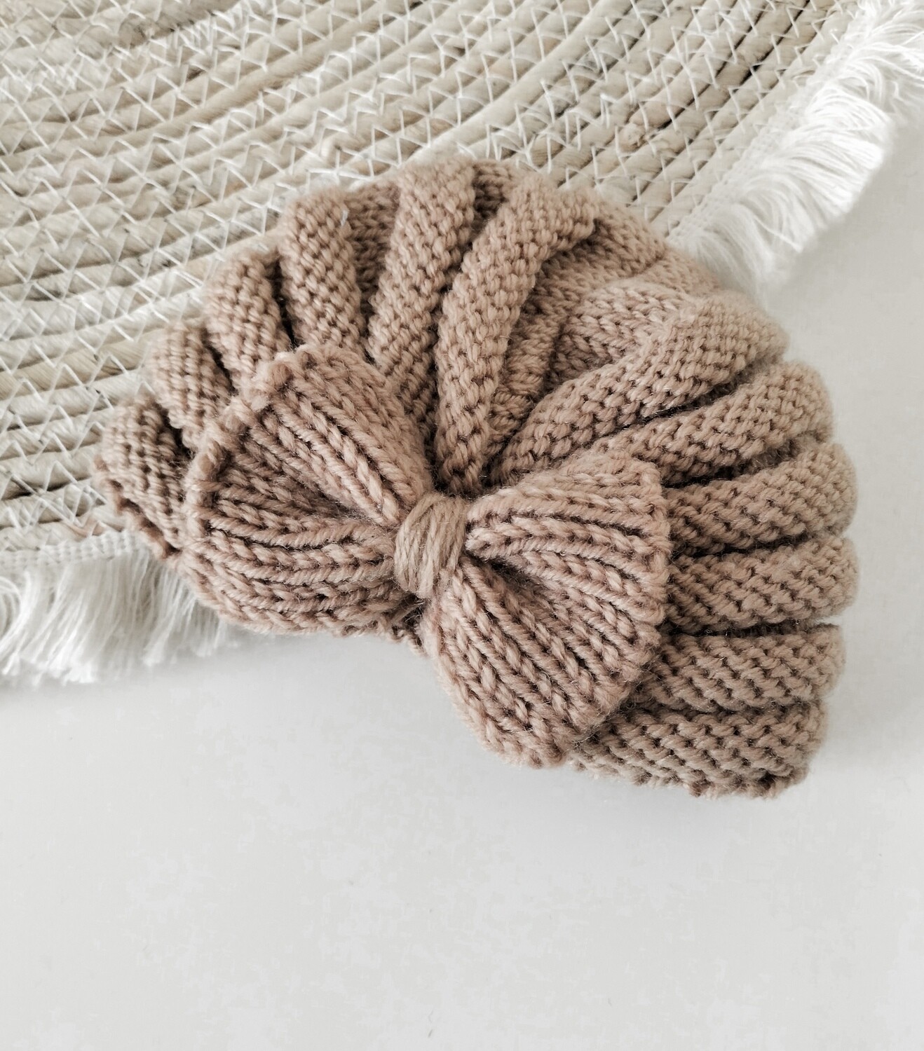 Gebreid mutsje met strik | Beige  VAN €12,95 NU VOOR €7,95!