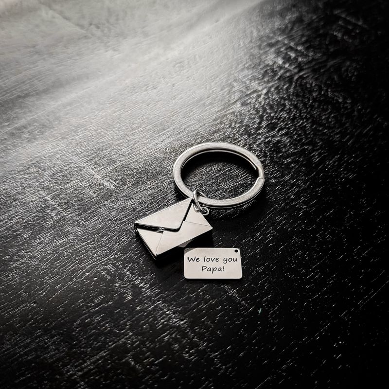 RVS Sleutelhanger met magneetsluiting | Brief in Envelop | We love you Papa! RVS Sleutelhanger met magneetsluiting | Brief in Envelop | We love you Papa!