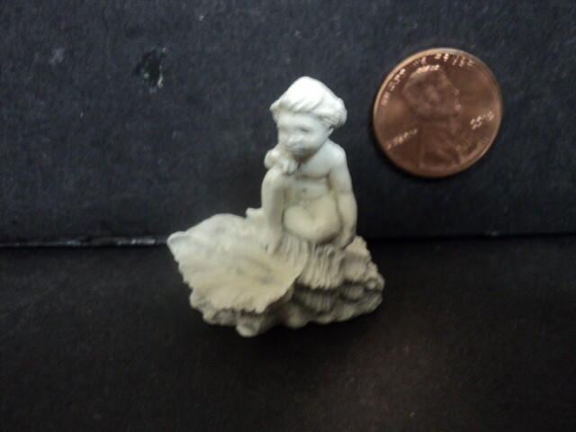 DOLLHOUSE SCALE GARDEN STATUTE
BOY- A1048GY