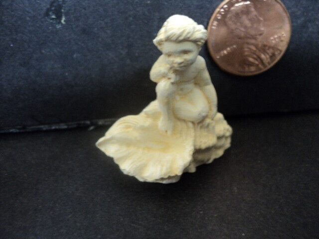 DOLLHOUSE SCALE GARDEN STATUE- BOY
A1048IV